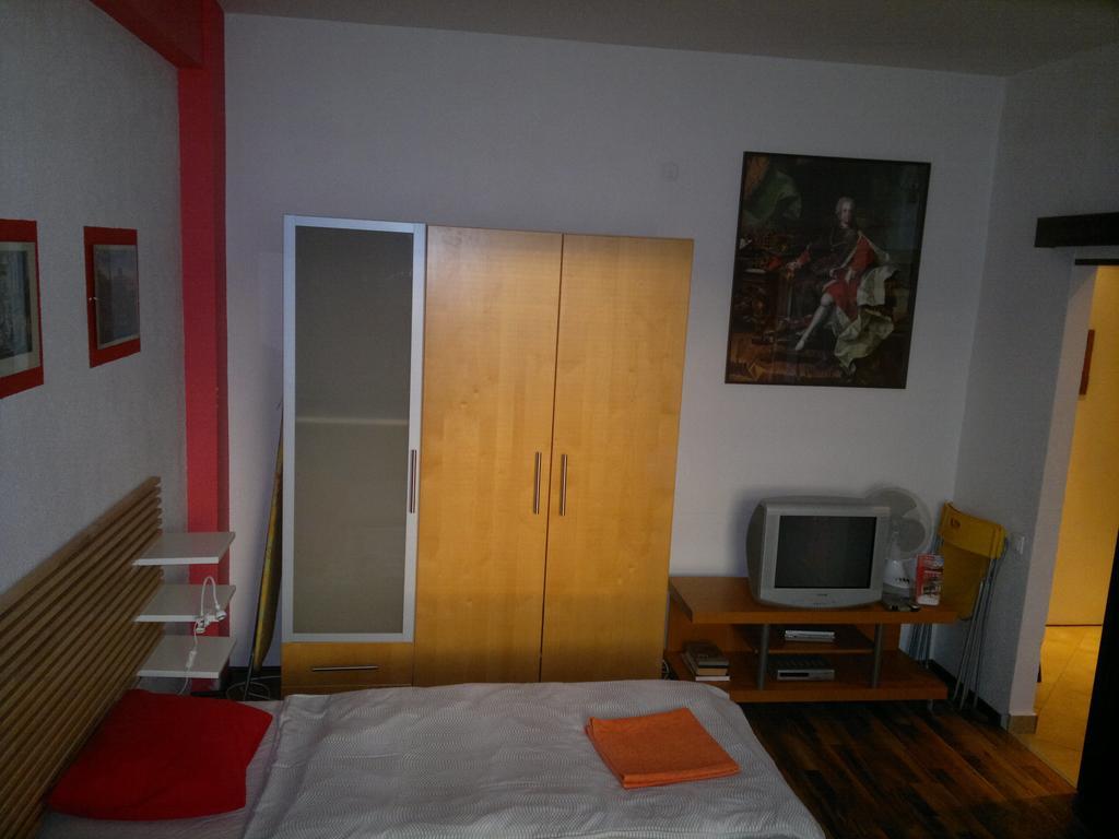 Red Apartment Bratislava Exterior foto